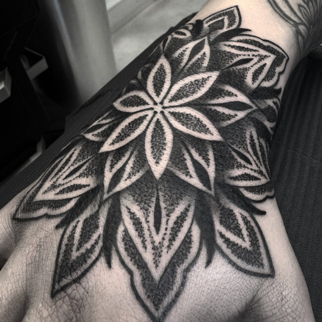 mandala de pontilhismo na mão